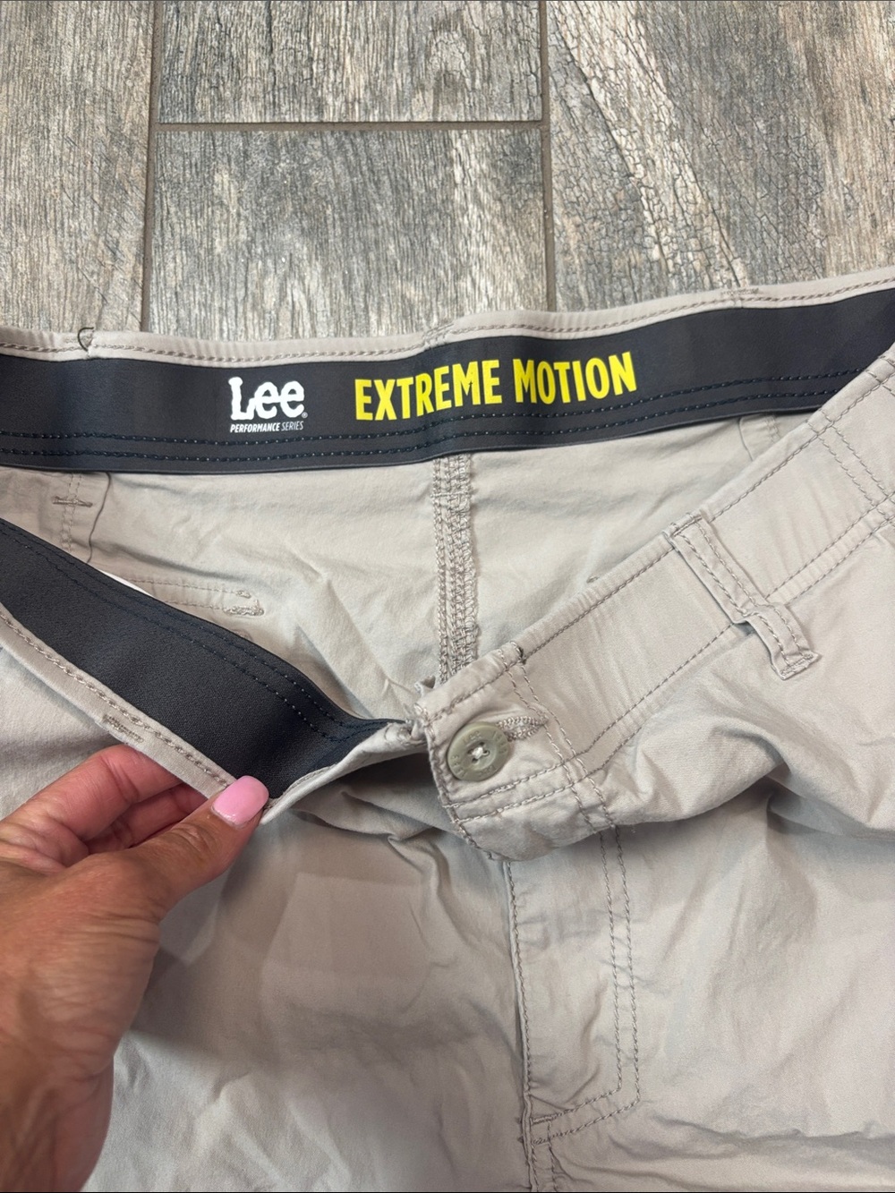 Lee Men’s Light Taupe Cargo Shorts - Picture 3 of 5